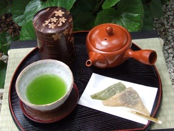 sencha_met_yatsuhashi_uit_Kyoto_kvw
